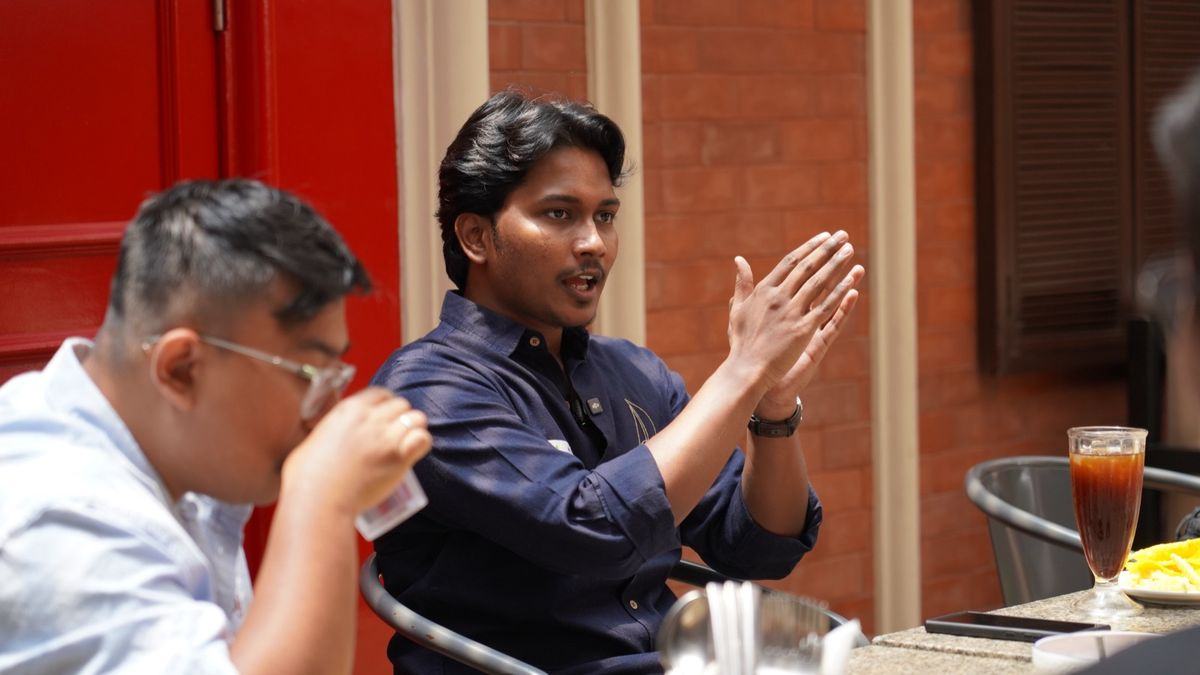 Ambarish talking with founders around a table